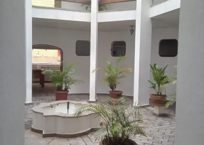 POUCOS PASSOS da PRAIA da Enseada, MELHOR praia do Guaruja e ao lado de vários estabelecimentos, podendo fazer tudo a pé !